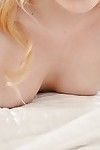 खूबसूरत स्तन के साथ यूरोपीय किशोर लोला टेलर में सफेद नीचे पहनने के कपड़े
