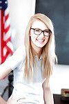 Jugendliche fee nerd in Brille Alexa Gnade posing in Schulmädchen uniform