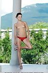 Amateur Euro exposition divina Un posant nu à l'extérieur dans haute talons