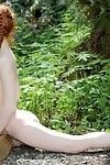 业余的红头发在辫子和靴子契约剥瑜伽在森林里