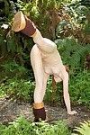 amateur rousse dans des tresses et bottes acte dépouillé yoga dans l' La forêt