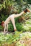 Amateur rothaarige in pigtails und Stiefel Tat stripped Yoga in die Wald