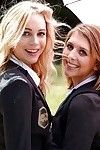 подростки школьницы Кали Спаркс и Келли Грин языком, давая поцелуй на открытом воздухе