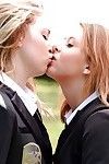 adolescent schoolmeisjes cali vonken en kelly greene tong het geven van een kus in de buitenlucht