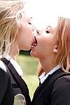 подростки школьницы Кали Спаркс и Келли Грин языком, давая поцелуй на открытом воздухе