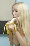 innocent anne de manger une énorme banane sans vêtements