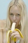 неповинен Анна ест огромный банан без одежды