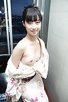 giapponese giovani modello in un miniatura bikini