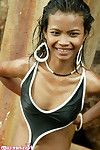 attraente thai capelli scuri disrobes dal suo ebony bikini in riva al mare