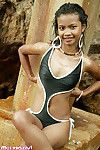 Aantrekkelijk Thaise donker haar disrobes Van haar Ebony bikini op De zee wal