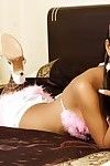Diminutiv Thai darling zeigen aus Ihr angespannt Erwachsene BABY butt und Beine in Netzstrümpfe
