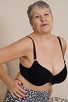 İngiliz mammoth yetişkin kadın yaramazlık yapıyor göğüslü