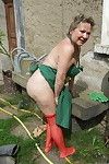 seksuele huisvrouw krijgt geil in de tuin