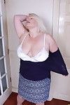 विशाल स्तन के साथ परिपक्व ब्रिटिश महिला के साथ खेल रहा है