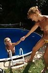 2 vecchi e giovani lesbiche facendo fuori in piscina