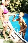2 yaşlı ve genç lezbiyenler havuz başında sevişirken