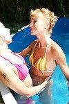 2 oude en jonge lesbos maken bij het zwembad
