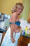 rijpe blonde mevrouw cathy oakley baring haar melkbussen in de keuken