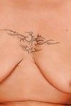 gigantische borsten fee-haired opgegroeid striptease uit haar sexy broek van het ottomaanse