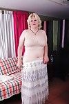 blond établi toni exhibe son corps gras dans un pantalon blanc sexy