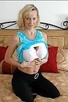 titsy mamma erika lockett verwijdert kleding grote ronde billibongs en strekt zich uit zachte schunnige gespleten