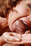 boobsy madre está recibiendo una pesada serpiente penetración de su aliado en el tintero