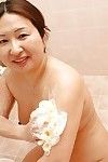 le surpoids orientales personnes âgées avec flasque des bidons de lait miyoko nagase belle douche