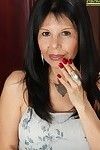 europese kalm marcy suiker-pruim toont haar natte scheur in close-up