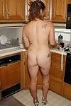 experiente senhora loira ivee mostrando cadeia adornado espólio na cozinha