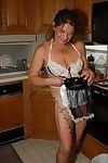erfahrene blonde Dame ivee zeigen Zeichenfolge geschmückt, die Beute in der Küche