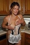 ervaren blonde dame ivee pronken string versierd buit in de keuken