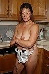 अनुभवी, सेक्सी, mother in law बंद दिखा रहा है स्ट्रिंग सजी लूट में रसोई
