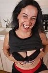 aufgewachsen ist nina zeigt Ihre reizvollen enorme Brüste in der Küche