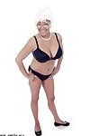 Opa Pornostar karen Sommer-Modellierung gründlich gekleidet, früher als striptease unbekleidet
