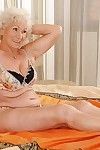 seksueel opgewonden ouder in sexy striptease broek en speelde haar muff