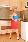 wellustige blonde rijpe met ronde kannen erotische dansen in de keuken