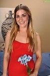 опытный женщина Пенелопа макдауда освобождая миниатюрный цеппелины и отходов от сексуальные брюки