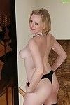 full-grown euro femme anya volcov posant non en tant que la mère a donné naissance à brun nylons et costume