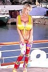 opgericht vrouw met rondingen stoffige verliezen raw hooters buiten op het dock