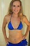 stomen bezwete mellow blond met een ondermaat-gat glijden van haar bikini