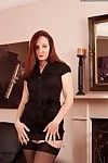 estocagem de peças de vestuário full-grown woman charlotte liberando unshaved vagina da calcinha