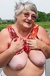 पुराना युवा दादी के साथ बड़े पैमाने पर स्तनों